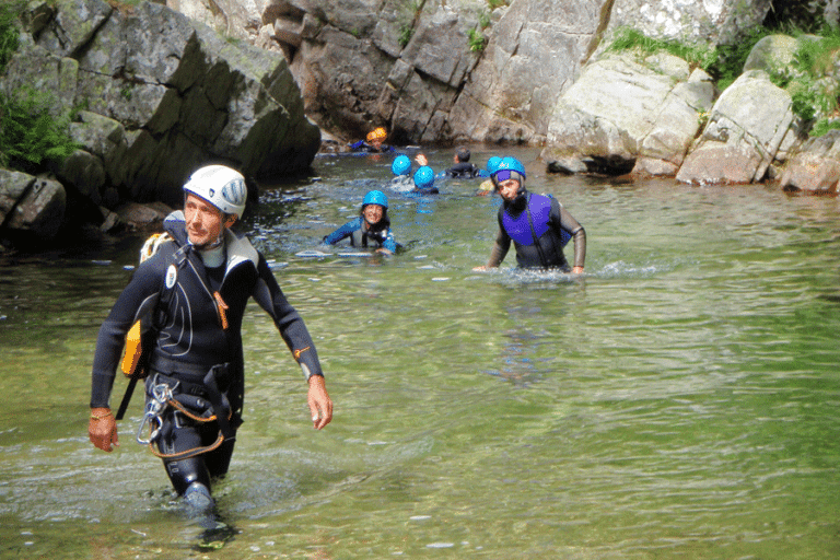 Canyoning dans le canyon de la Haute Borne en Ardèche avec sauts dans vasques et descente en rappel en Lozère et Cévennes