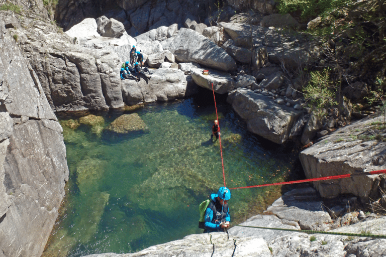 Canyoning dans le canyon de Fustugères en Ardèche avec descente en rappel et progression dans les gorges en Cévennes