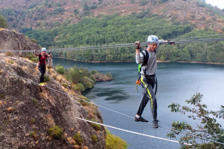 Via ferrata de Villefort en Lozère avec progression en falaise et vue sur le lac dans les Cévennes