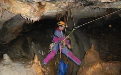 Spéléologie en Ardèche dans une grotte avec progression sous terre, passages étroits et exploration en Lozère et Cévennes