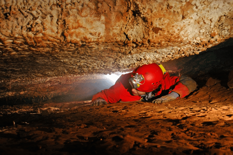 Spéléologie en Ardèche avec exploration de grotte, passages souterrains et progression sous terre dans les Cévennes